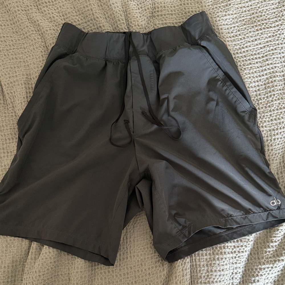 Alo men’s gray shorts